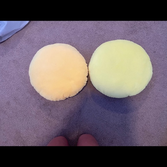 2 emoji pillows - Picture 4 of 4